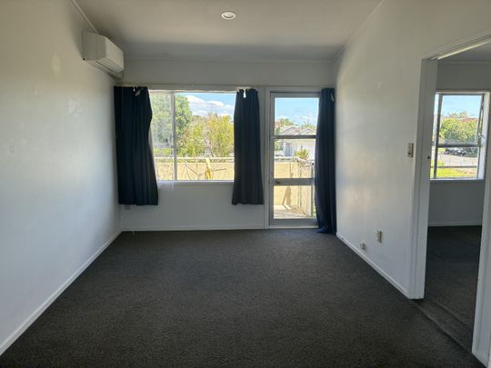 Nice and tidy great location - Photo 1