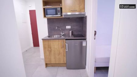 Single Bed in Room in 2 bedroom apartment in Cartuja- Half board included - Photo 4