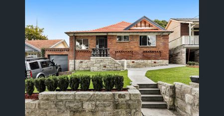 Classic Charm Meets Modern Living: 4-Bed Federation on Spacious Block - Photo 2