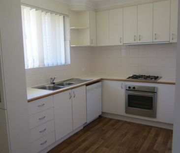 Spacious & Convenient Two-Bedroom House - Photo 1