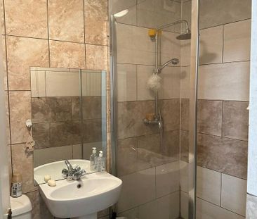 1 bedroom in a house share to rent - Photo 6