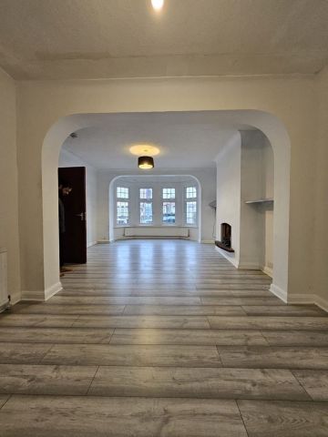 5 Bed Detached House, Windsor Road, E11 - Photo 2