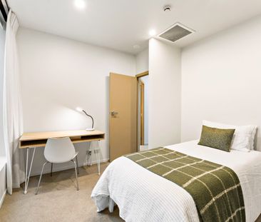 Luxury 3 Bedroom Living - Photo 3