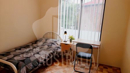 Private room with own bathroom - Photo 5