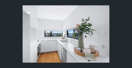 Modern Top-Floor Apartment with Stunning Views and Prime Location - Photo 2