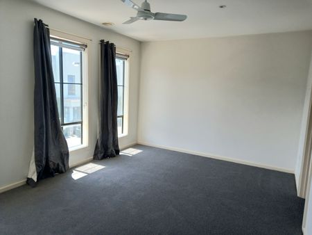THREE BEDROOM TOWNHOUSE - Photo 4