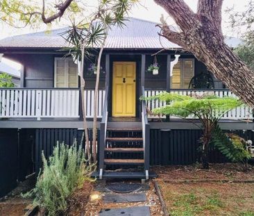 CHARMING QUEENSLANDER COTTAGE - Photo 1