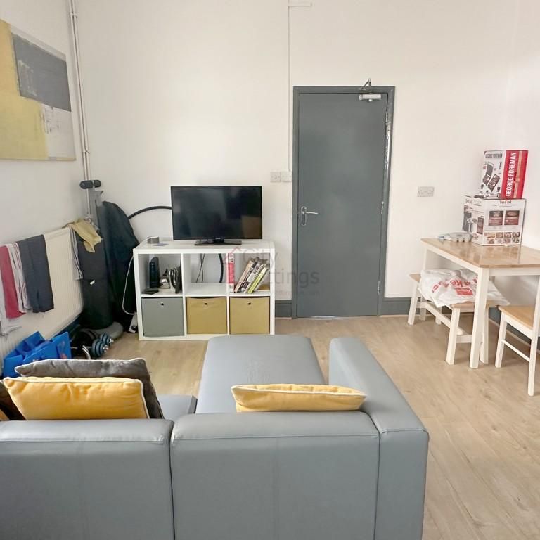 1 bedroom in a house share to rent - Photo 1