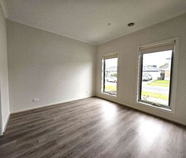 Oversized Family Home in the Heart of Point Cook - Photo 3