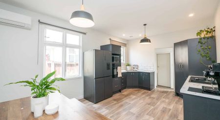 Cosy Three-Bedroom Home Minutes From the Esplanade - Photo 2