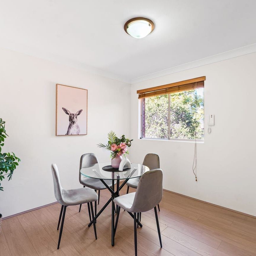 Stylish North-Facing Apartment in Prime Location - Photo 1