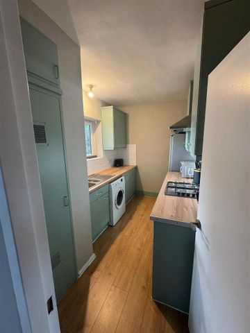 1 bedroom in a house share to rent - Photo 4