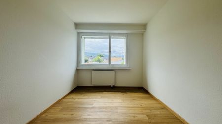 Neu renovierte 5.5-Zimmer, 2 Nasszellen, 2 Garagen, eigene WM, 2 Balkone und Keller - Photo 2