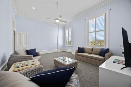 Spacious 5/6 Bedroom Heritage Home, Perfect for Large Families! - Photo 2