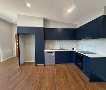 Luxurious Living in a Quiet Neighbourhood - Photo 4