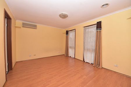 FAMILY HOME - GREAT LOCATION - Photo 2