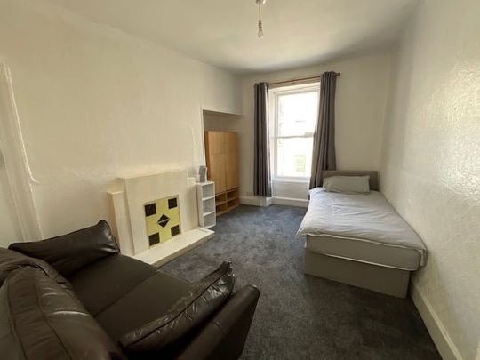 Studio Flat, First Floor Left, AB25 - Photo 1