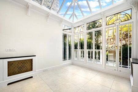 6 bedroom house in London - Photo 2