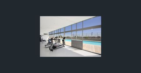 Luxurious Three-Bedroom Apartment with Stunning City and Ocean Views - Photo 3