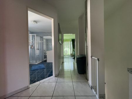 LIGHT-FLOODED, SUNNY WITH GARDEN - Photo 3