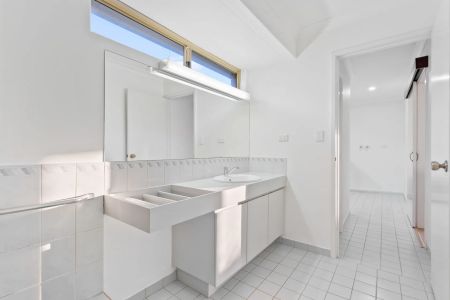 Beautifully Renovated Duplex with Space for Caravan or Boat - Photo 5