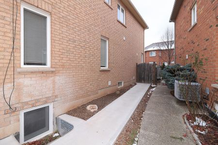For Lease - 373 CREEK PATH Avenue, Oakville, Ontario - Photo 4