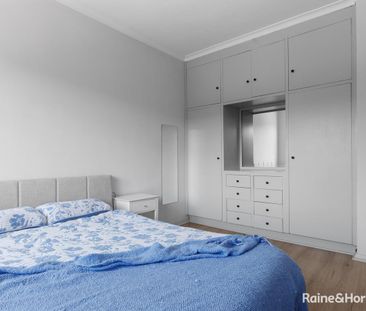 Gorgeous Upstairs Unit In This Prime Near City Location!! - Photo 3