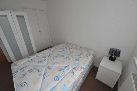 3 bedroom flat to rent - Photo 4
