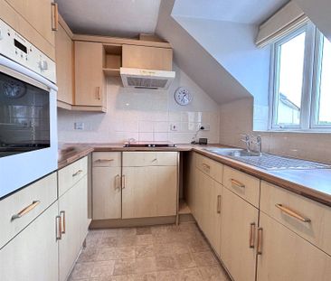 Victoria Road, Farnborough, Hampshire, GU14 - Photo 5
