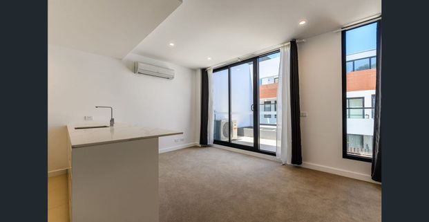 Contemporary lifestyle close to Monash - Photo 1
