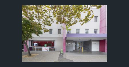 One-bedroom apartment in resort-style complex - Photo 4