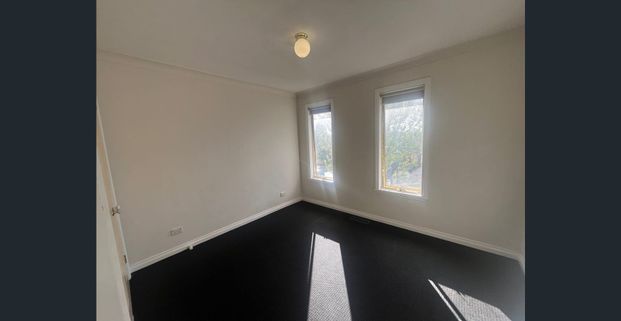 Spacious 2-Bedroom Townhouse with Private Courtyards & Parking - Photo 1