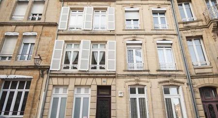 Quartier Mézières proche de la Basilique appartement de type 3 comprenant un séjour spacieux, une cuisine séparée, 2 grandes chambres, une salle de bain avec baignoire et un wc séparé - Photo 4