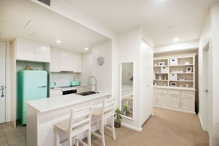 High End in the Heart of Griffith! - Photo 2