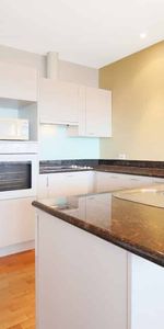 Spacious 3 bedroom 2 Bathroom apartment with amazing views and carpark . - Photo 3