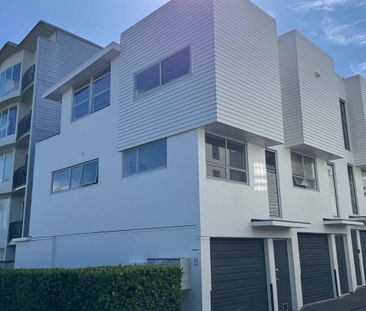 Modern townhouse with garage parking - Photo 3