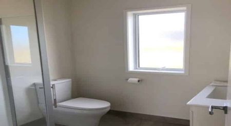 Massive 5-Bedroom Family Home with 3 Bathrooms - Photo 2