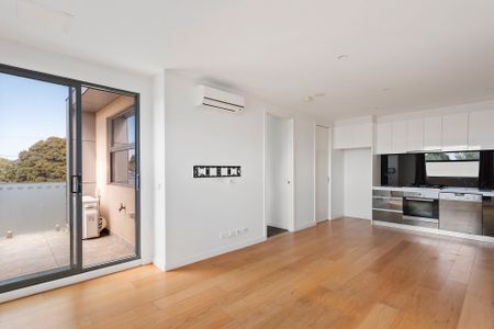 Stylish Apartment Steps from Cafés & Trams - Photo 2