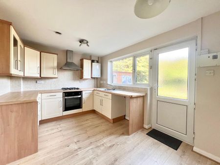 3 bedroom semi-detached house to rent - Photo 3