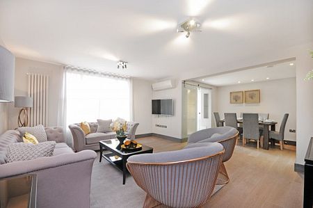 Stunning three bedroom apartment in portererd block, London - Photo 3