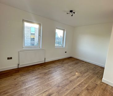 3 Bed Terraced House, Castle Close, E9 - Photo 6