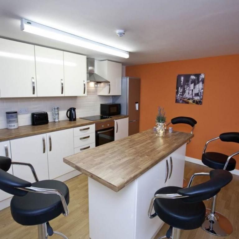 1 bedroom in a flat share to rent - Photo 1