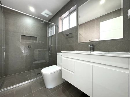 “Elegant 5-Bedroom Home for Rent with Modern Features and Spacious Backyard!” - Photo 5