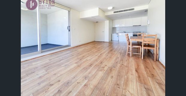 Sun-Drenched Top-Floor Apartment with Iconic City Views! 1 Bedroom apartment with Ducted A/C at Prime Ultimo Location - Photo 1