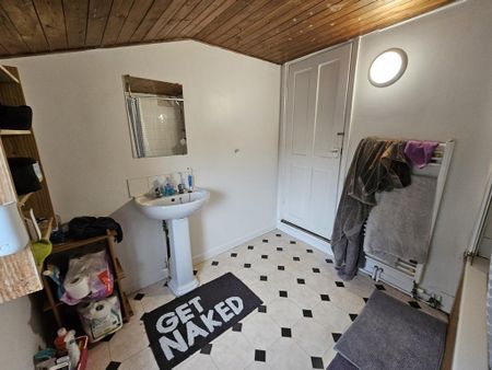 4 bedroom terraced house to rent - Photo 5