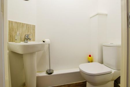 2 bedroom end of terrace house to rent - Photo 5