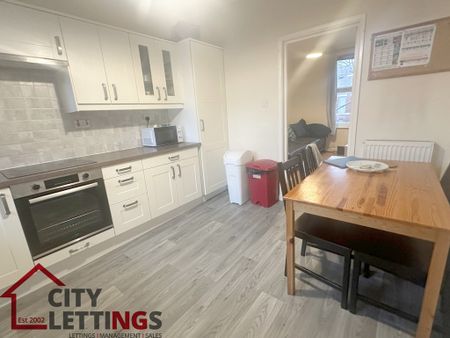 4 Bedroom Flat - Photo 3