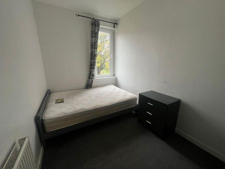 3 bedroom flat to rent - Photo 4