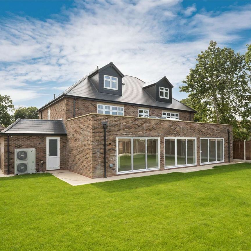 Five bedroom, new build family home in Ascot. - Photo 1