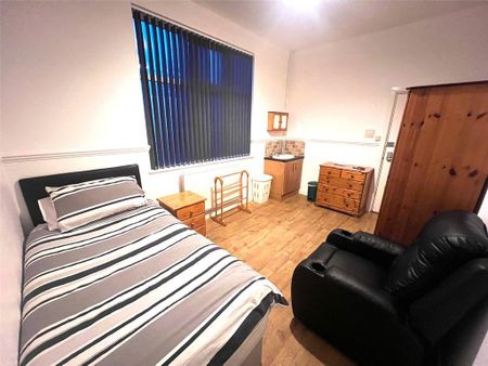 1 bedroom in a house share to rent - Photo 2